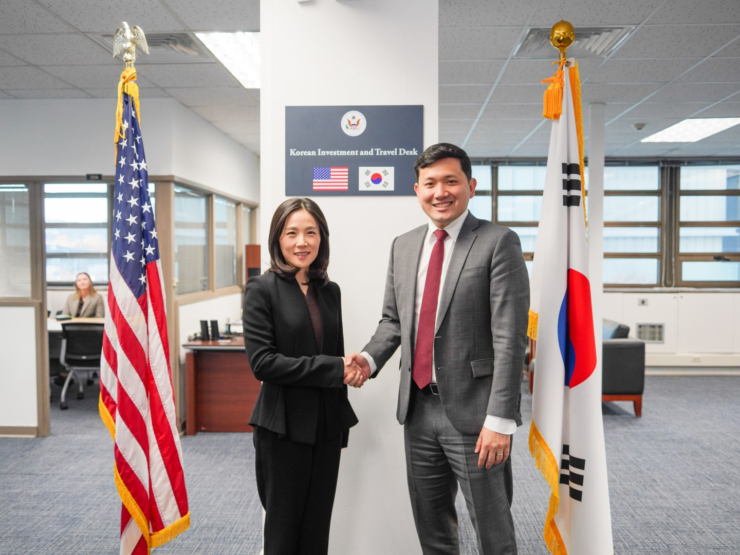 U.S. Ambassador to Korea Kevin Kim, right, shakes hands with Second Vice Foreign Minister Kim Jina at the U.S. Embassy in Seoul on Dec. 5, 2025. [YONHAP] 