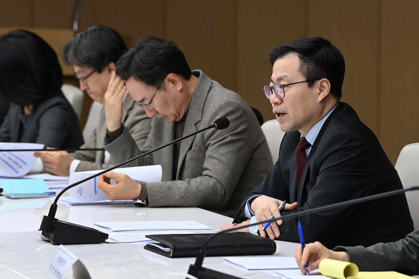 Trade Minister Yeo Han-koo, right, is seen during a meeting at the Korea Chamber of Commerce and Industry in Jung District, central Seoul on Jan. 8. [YONHAP]