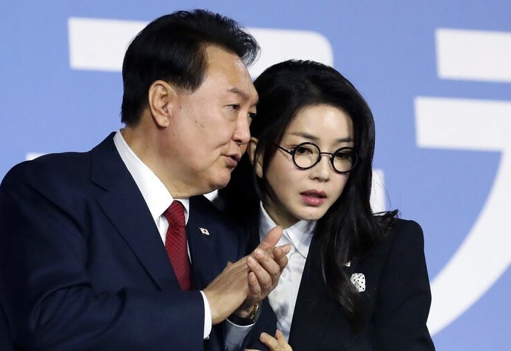Former President Yoon Suk Yeol, left, and his wife, Kim Keon Hee. [YONHAP]