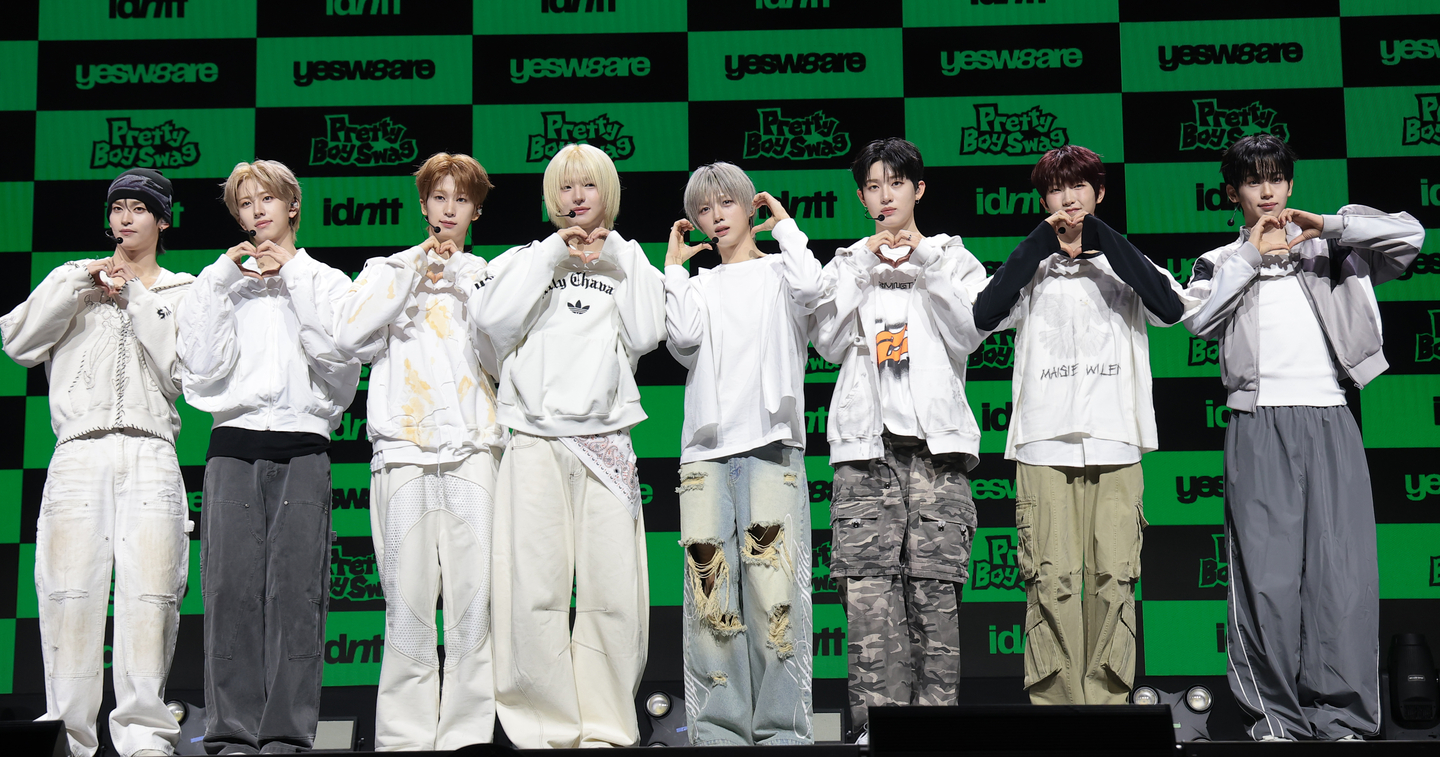 Boy band idntt's second subunit yesweare poses for photos during its debut showcase at the Blue Square SOL Travel Hall in Yongsan District, central Seoul, on Jan. 5. [NEWS1]