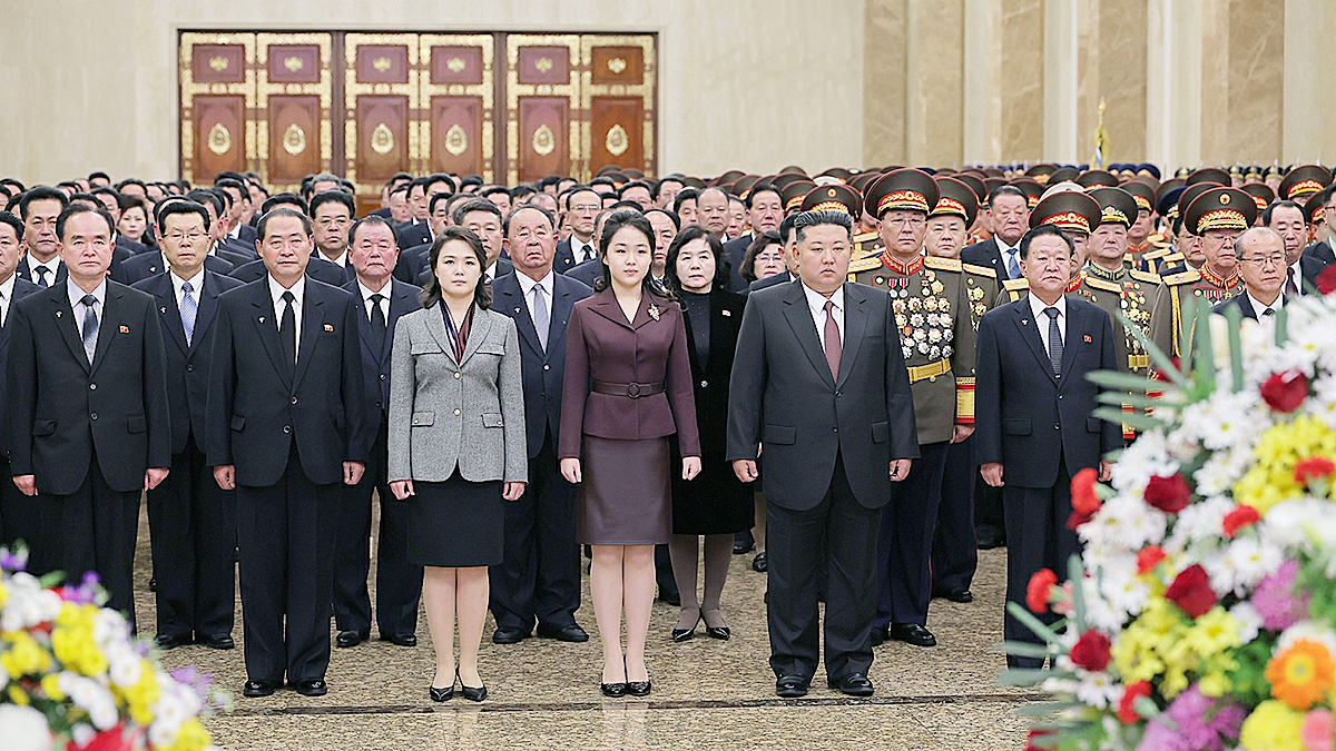 North Korean leader Kim Jong-un, right, pays tribute at the Kumsusan Palace of the Sun with his daughter Kim Ju-ae, center, and wife Ri Sol-ju in Pyongyang on Jan. 1. [RODONG SINMUN]