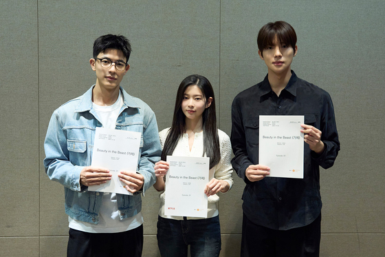 The cast of new Netflix series ″Beauty in the Beast″ poses for a photo. From left: Lomon, Kim Min-ju and Moon Sang-min [NETFLIX]