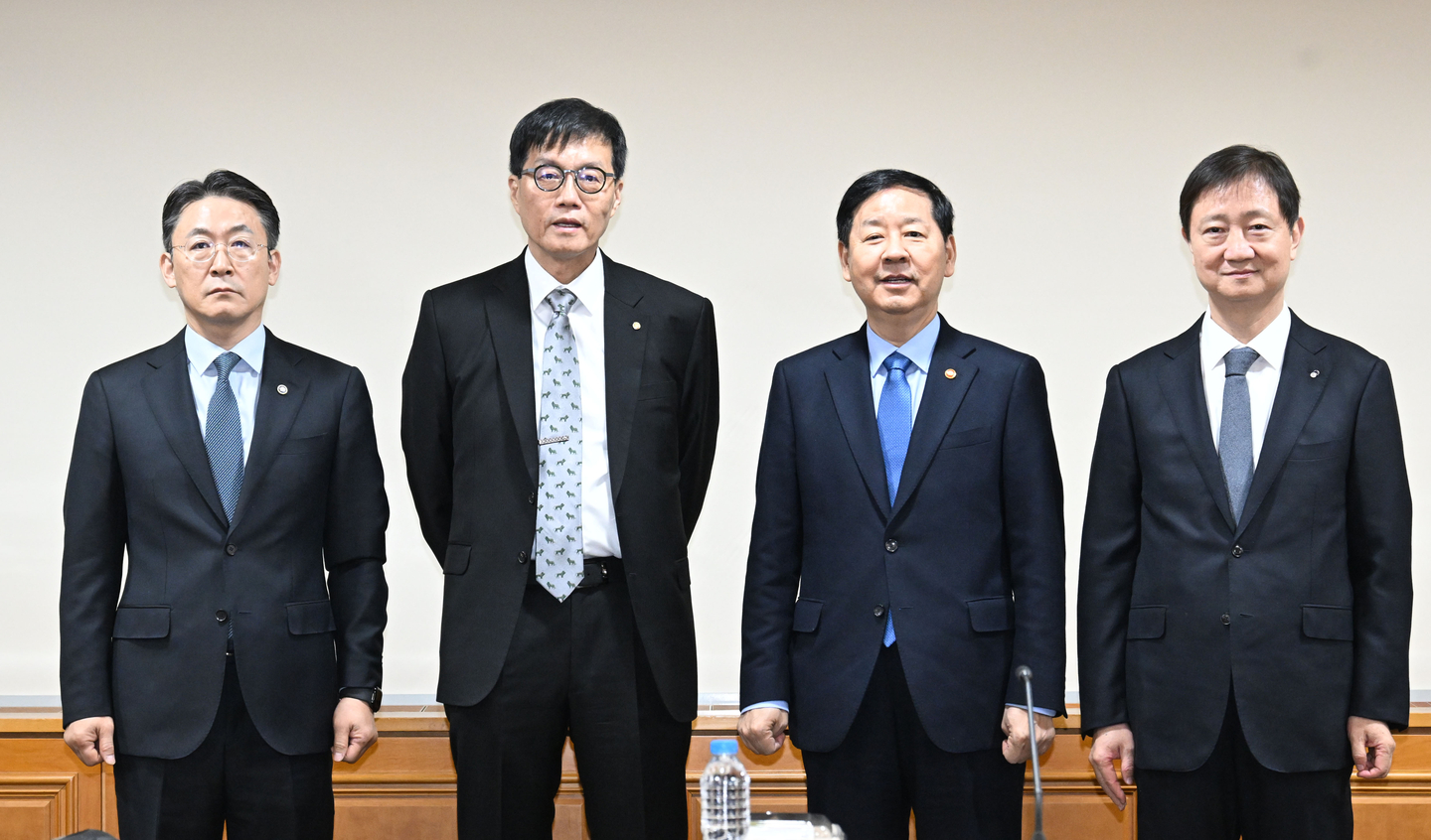 Finance Minister Koo Yun-cheol, second from right, poses with Financial Services Commission vice chief Kwon Dae-young, left, Bank of Korea Gov. Rhee Chang-yong, second from left, and Financial Supervisory Service Gov. Lee Chan-jin during a meeting to check financial markets at the Hall of Banks in Seoul on Jan. 8. [YONHAP]