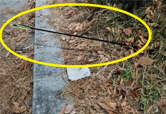 This arrow was found embedded in a flower bed in Cheongju, North Chungcheong, late at night on Jan. 7. It was shot near a woman who was walking her dog. She reported the incident to the police. [YONHAP]