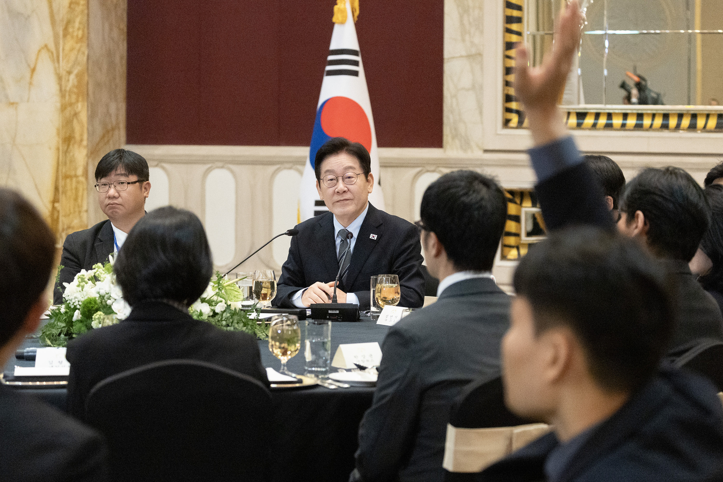 President Lee Jae Myung, center, takes questions during a luncheon press conference with Korean journalists in a hotel in Shanghai on the outcome of his state visit to China, on Jan. 7. [JOINT PRESS CORPS]
