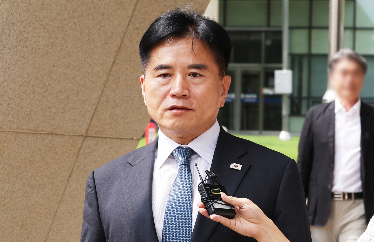 Rep. Yi Byeong-jin of the ruling Democratic Party walks out of the Suwon High Court in Suwon, Gyeonggi, on Aug. 28, 2025.  [YONHAP] 
