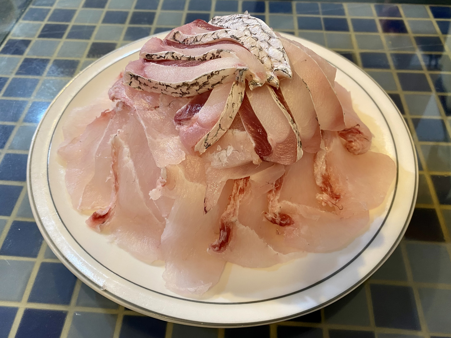 Eating seasonal foods such as sliced croaker hoe (raw fish), pictured in this photo, is emerging as a new trend. [JOONGANG ILBO]