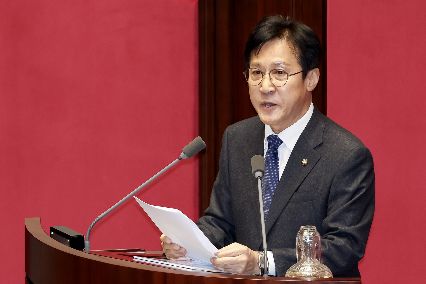 Rep. Shin Yeong-dae of the Democratic Party speaks on Nov. 28, 2024, at the National Assembly in western Seoul.  [JOONGANG ILBO] 