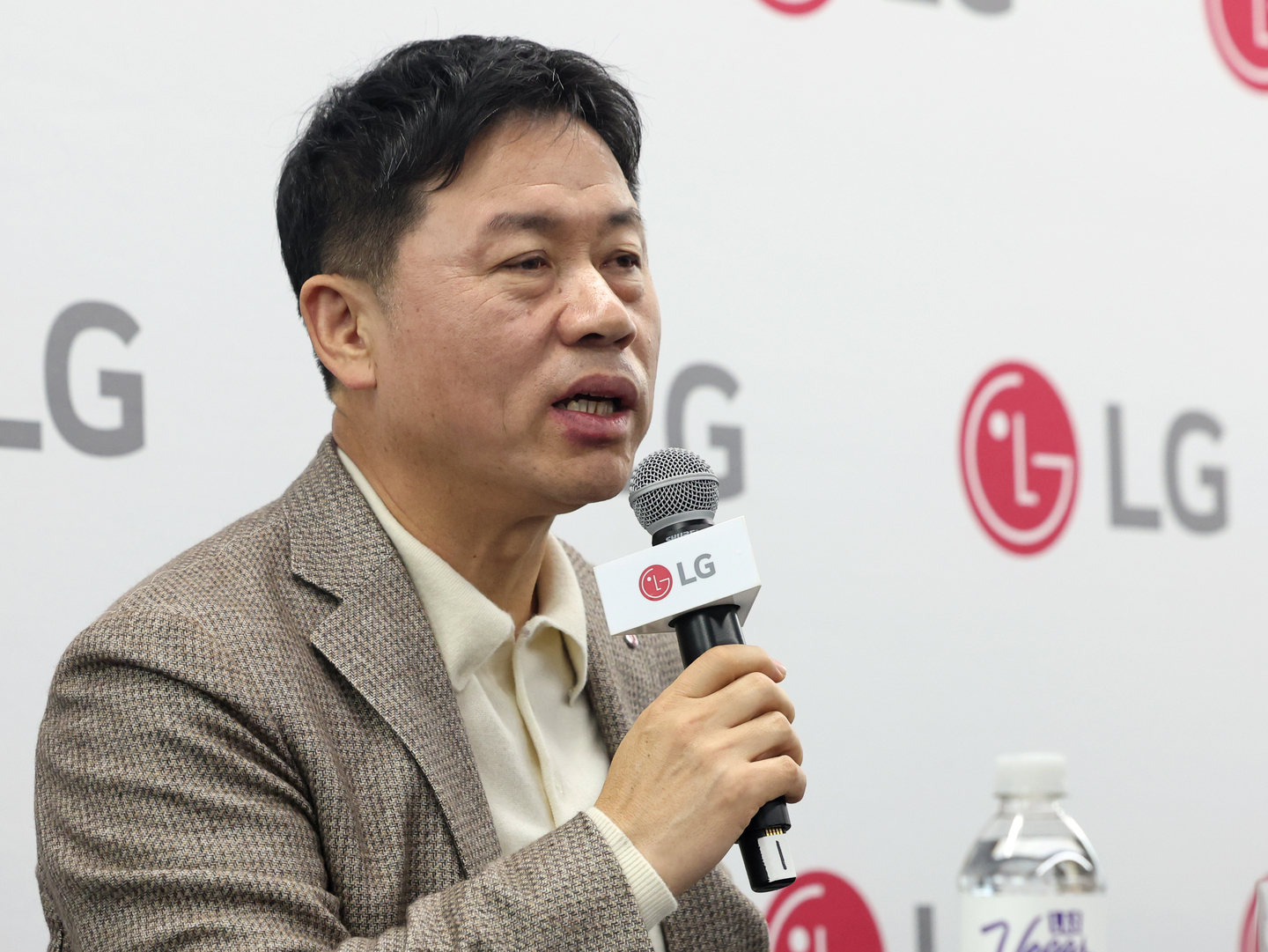 LG Electronics CEO Lyu Jae-cheol speaks at a press conference held at the Las Vegas Convention Center during CES 2026 on Jan. 7. [NEWS1]