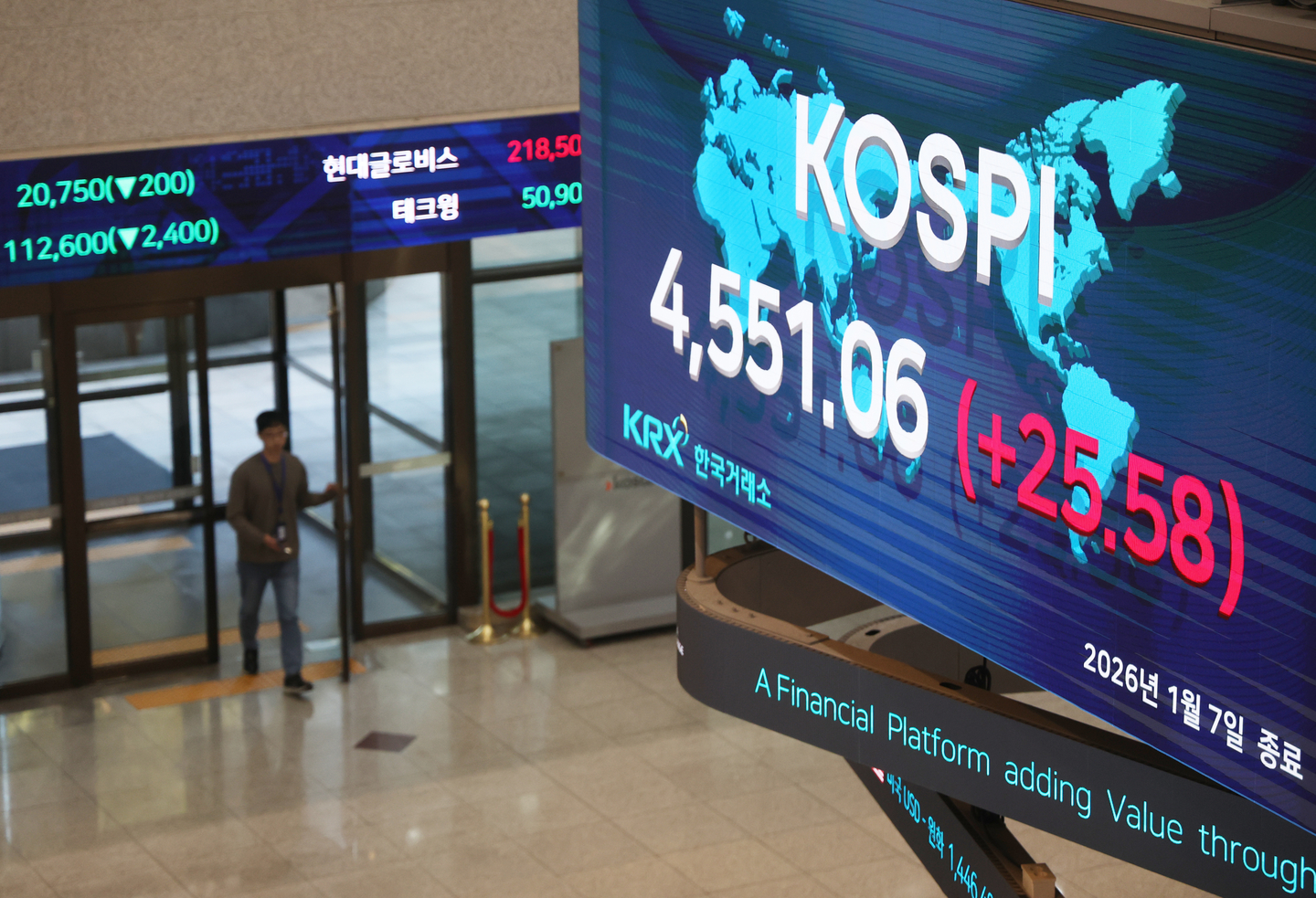 The closing benchmark Kospi is displayed on a screen inside the lobby of the Korea Exchange, Korea's main bourse operator on Jan. 7.  [YONHAP] 