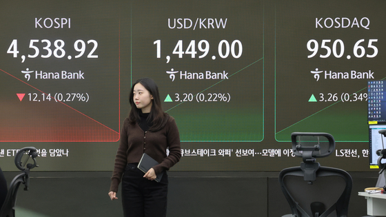 Korean bourse Kospi starts lower on Jan. 8, 2026. Numbers are shown on a digital screen at Hana Bank in central Seoul. [YONHAP]
