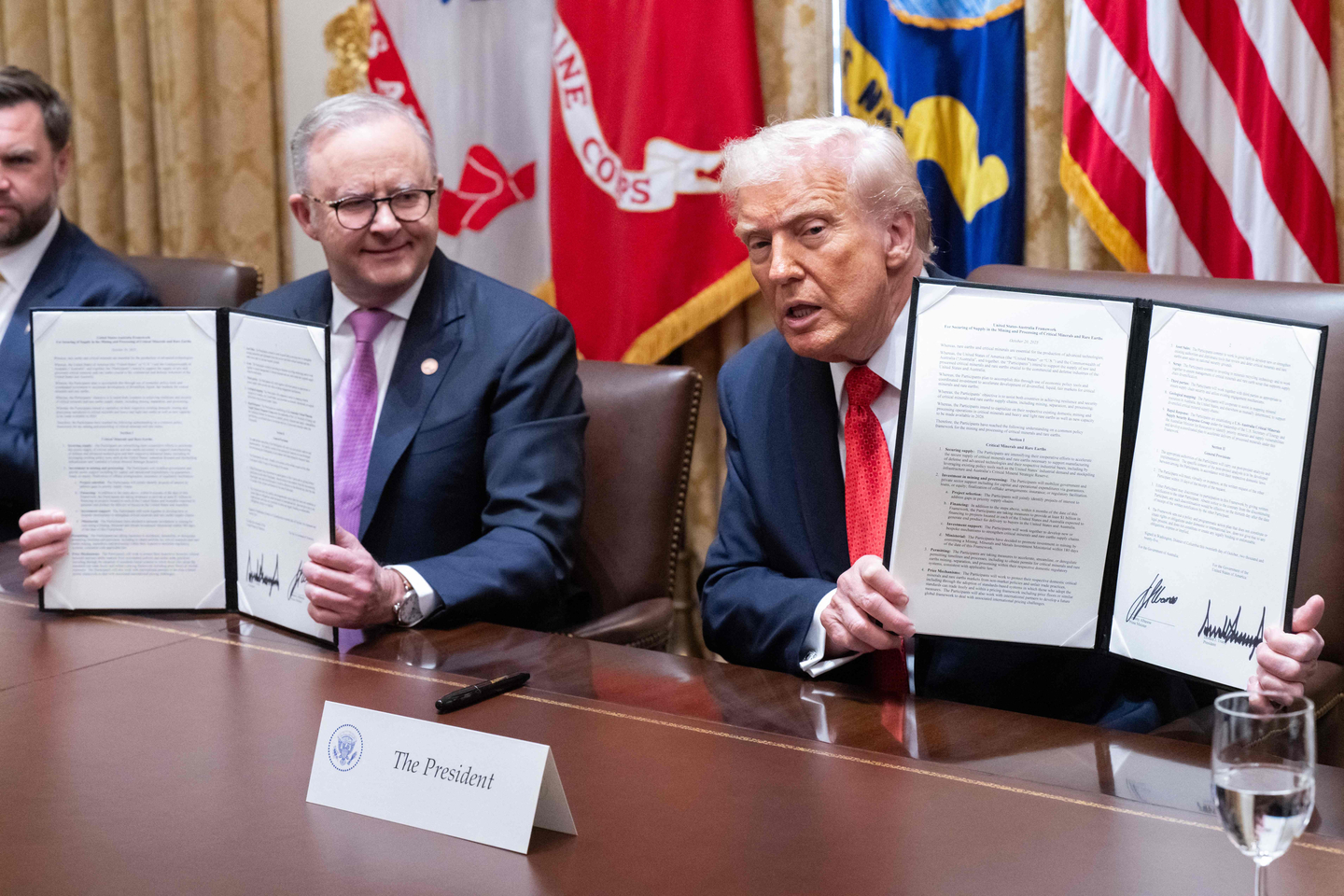 US President Donald Trump, right, and Australia's Prime Minister Anthony Albanese display an agreement on critical minerals they signed in the Cabinet Room at the White House in Washington, DC, on October 20, 2025. [AFP/YONHAP]