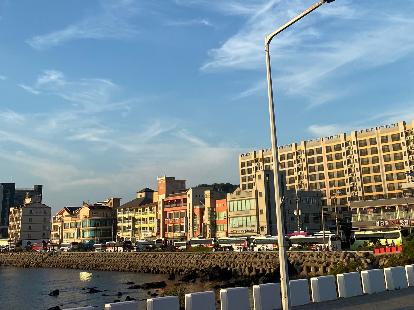 Group tourists visit the Dodu-dong coastal road in Jeju City by chartered bus. [CHOI CHOONG-IL]