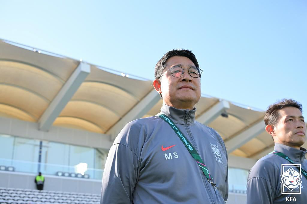 Korea U-23 coach Lee Min-sung, center, looks out over the pitch during the AFC U-23 Asian Cup match between Korea and Iran on Jan. 7 at Al Shabab Club Stadium in Riyadh, Saudi Arabia, [KOREA FOOTBALL ASSOCIATION]