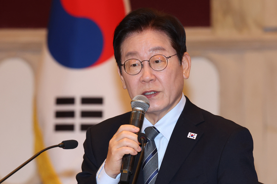 President Lee Jae Myung speaks during a luncheon press conference with Korean journalists in a hotel in Shanghai on the outcome of his state visit to China, on Jan. 7. [JOINT PRESS CORPS]