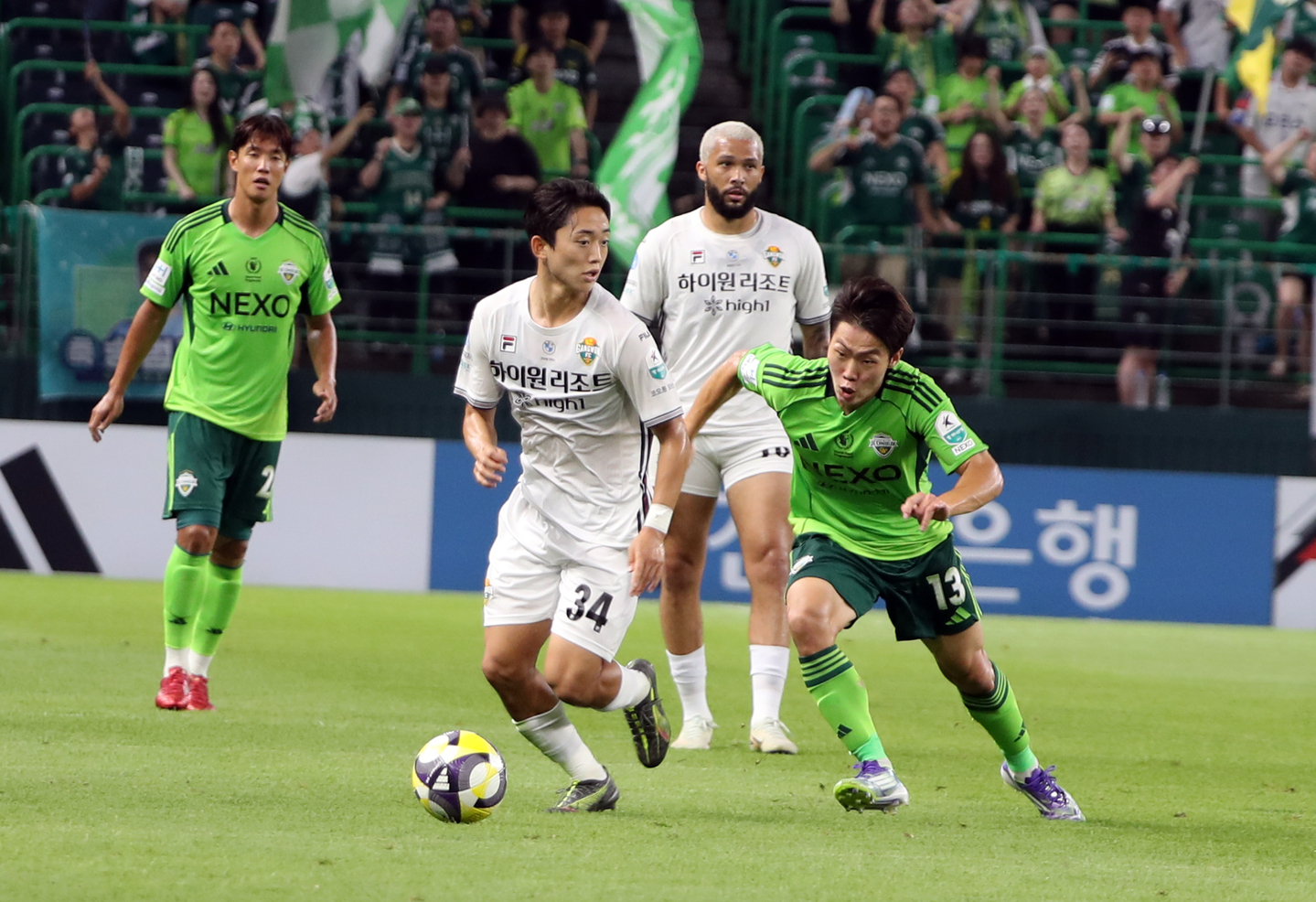 Kang Sang-yoon of Jeonbuk Hyundai Motors, right, goes after the ball during a K League 1 match against Gangwon FC at Jeonju World Cup Stadium in Jeonju, North Jeolla, on July 23, 2025. [YONHAP]