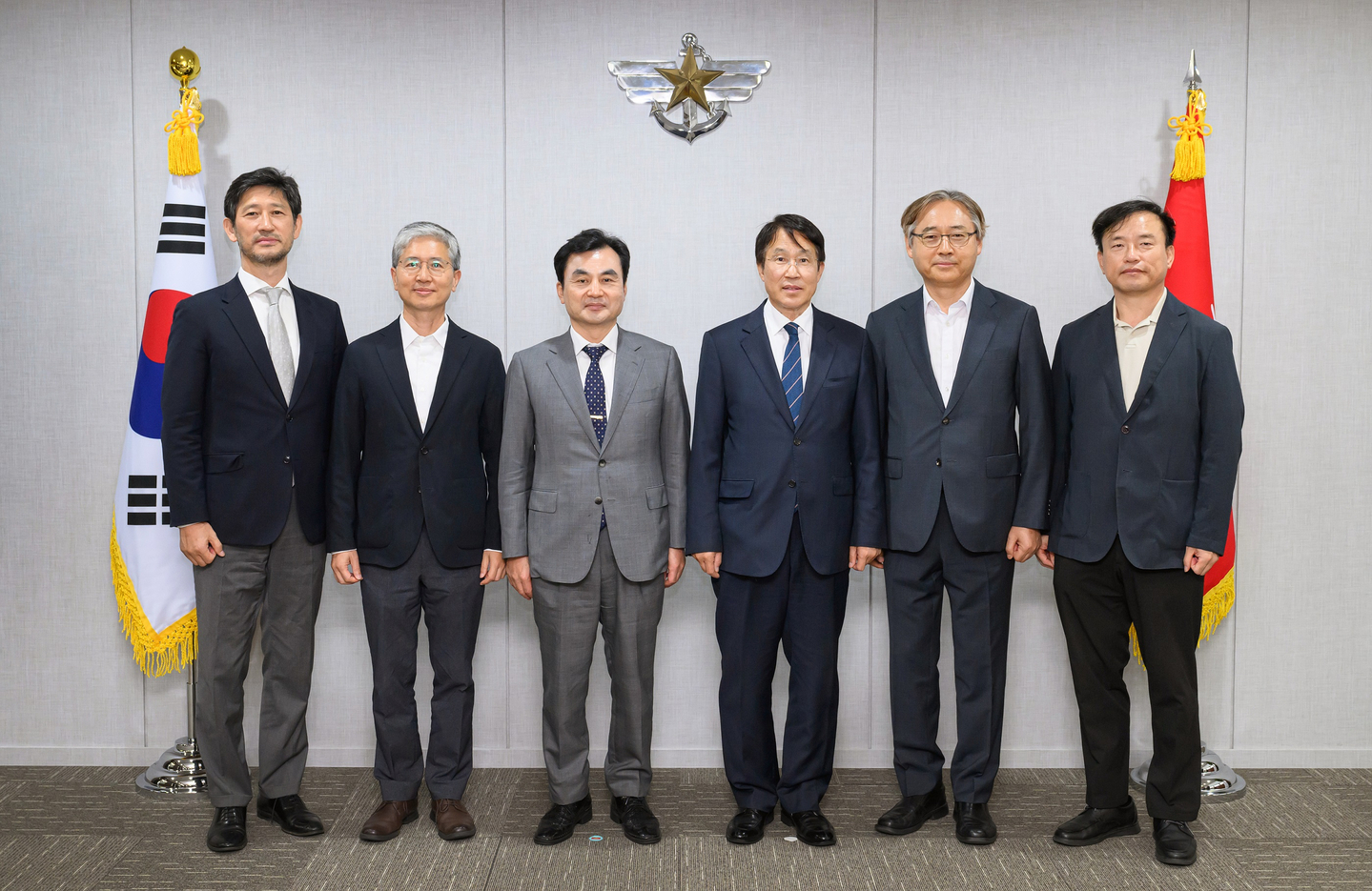 This Sept. 30, 2025, file photo, provided by the defense ministry, shows Defense Minister Ahn Gyu-back, third from left, poses with members of a special advisory committee for a photograph in Seoul on reforming the military in the aftermath of the failed martial law bid in December 2024. [YONHAP] 