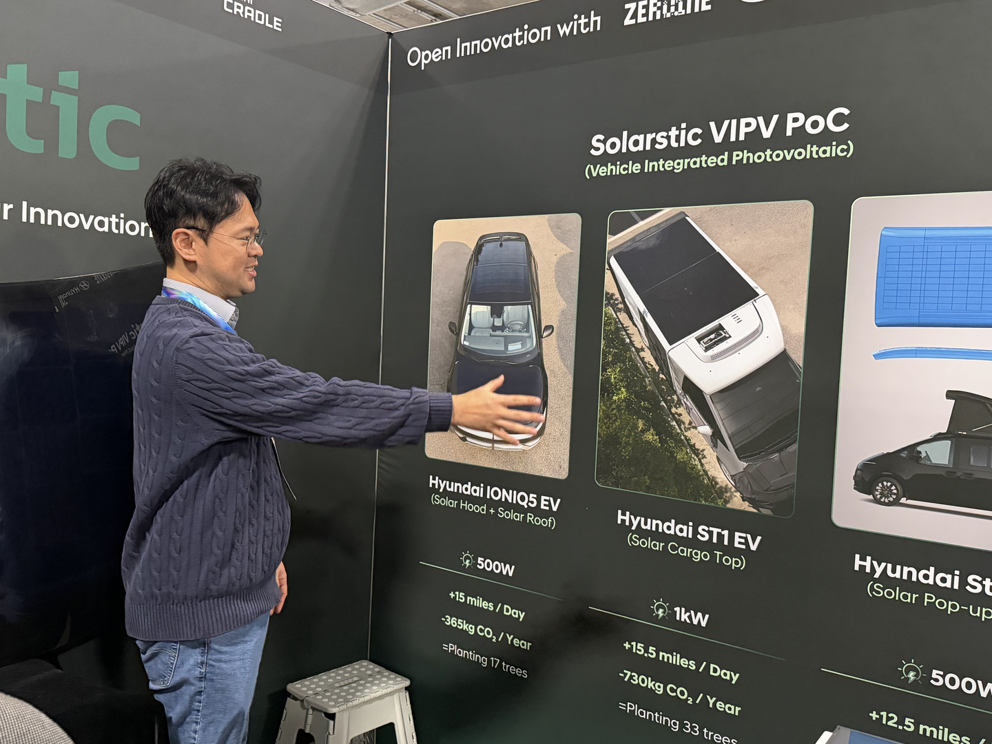 Park Sung-geun, founder and CEO of Solarstic, explains the company's technology at the CES 2026 in Las Vegas on Jan. 7. [SARAH CHEA]