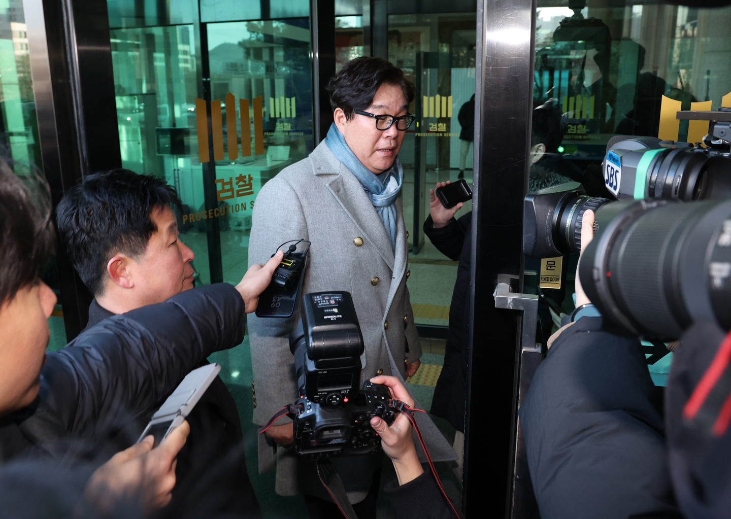 Kim Sung-tae, former chairman of Ssangbangwool and a central figure in the suspected attempt to influence testimony in the company’s alleged remittance to North Korea, enters the Seoul High Prosecutors' Office building in Seocho District, southern Seoul, on Jan. 8, 2026. [YONHAP]
