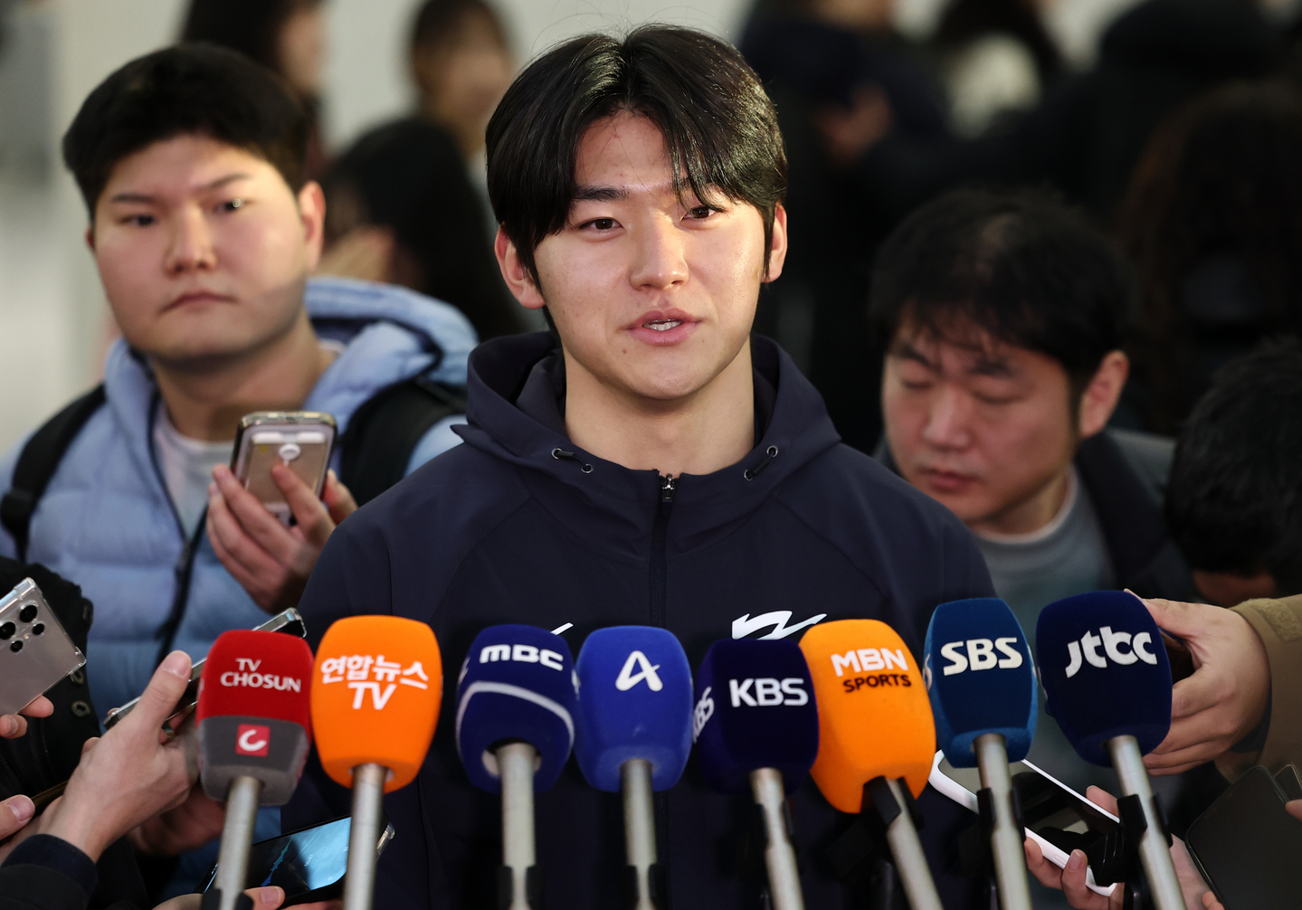 Korean infielder Kim Do-yeong speaks to reporters at Incheon International Airport, west of Seoul, on Jan. 9, before departing for Saipan for a national team training camp ahead of the World Baseball Classic. [YONHAP] 