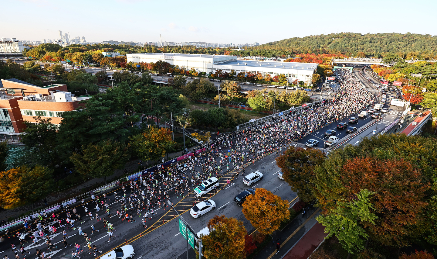 A road in Mapo District, western Seoul, is closed for runners of the 2025 JTBC Marathon on Nov. 2, 2025. [JOONGANG ILBO]