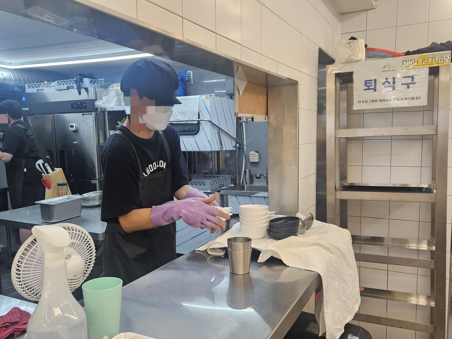 An employee with borderline intellectual functioning works at the Youth Bapsang Mungan Slow's Ansan branch in Gyeonggi. [BUGOK GENERAL SOCIAL WELFARE CENTER]