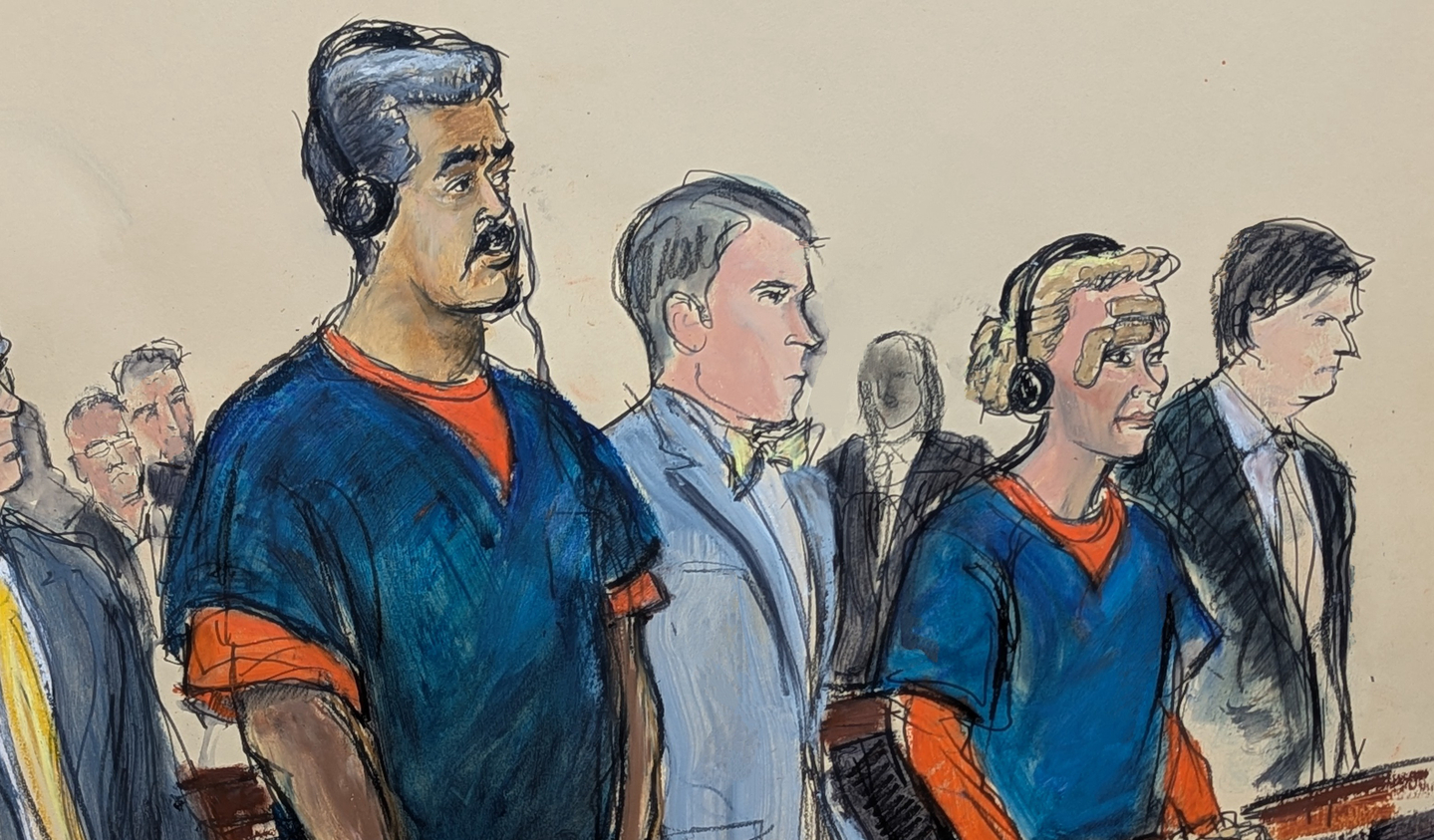 In this courtroom sketch, Venezuelan President Nicolas Maduro, left, and his wife, Cilia Flores, second from right, appear in Manhattan federal court with their defense attorneys Mark Donnelly, second from left, and Andres Sanchez on Jan. 5 in New York. [AP/YONHAP]