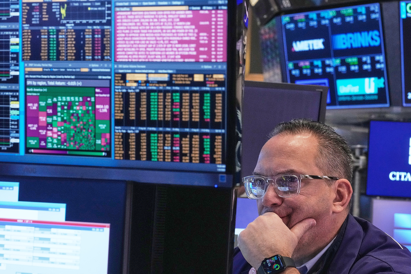 Specialist Anthony Matesic works on the floor of the New York Stock Exchange on Jan. 8. [AP/YONHAP]
