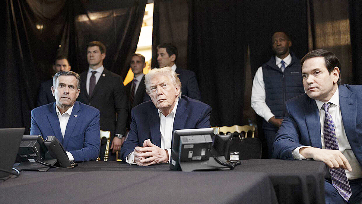 U.S. President Donald Trump, center, watches the status of the operation to arrest Venezuelan President Nicolas Maduro with aides at the Mar-a-Lago resort in Palm Beach, Florida, on Jan. 3. [SCREEN CAPTURE]