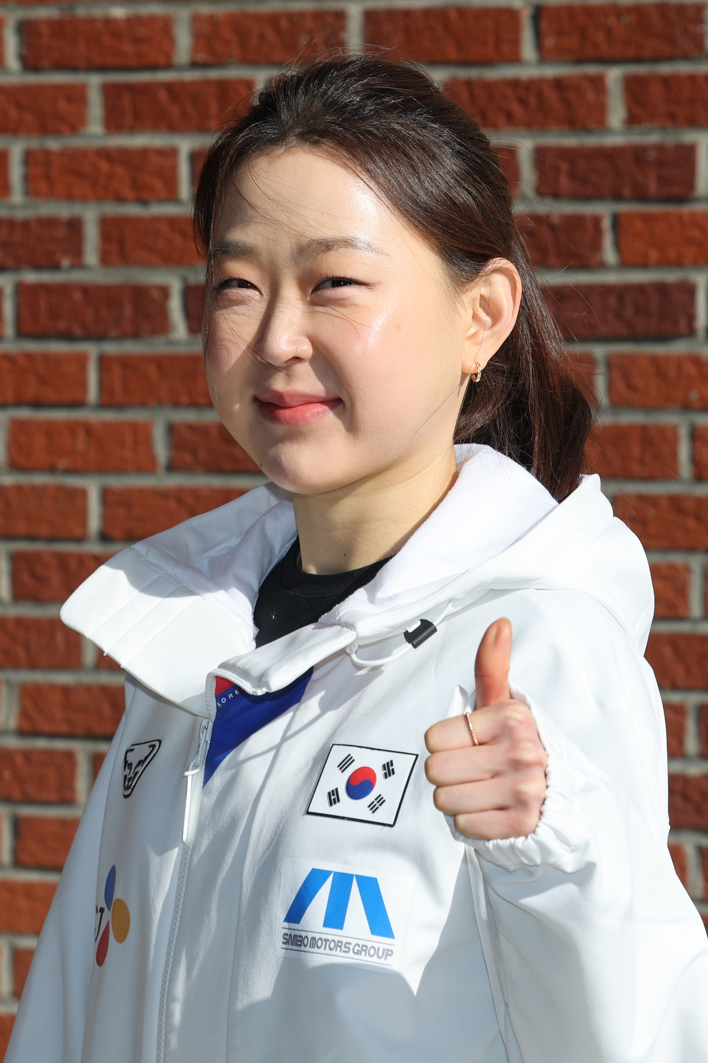 Korean speed skater Kim Min-sun gives a thumbs-up during a photo session at Taeneung International Rink in Seoul on Jan. 8. [YONHAP] 