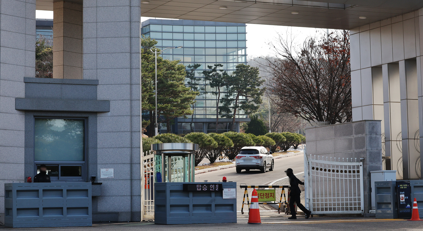 Vehicles enter and exit the Defense Counterintelligence Command headquarters in Gwacheon, Gyeonggi Province, on the afternoon of Dec. 9, 2024, as prosecutors from the special investigation headquarters probing the Dec. 3, 2024 martial law incident conduct a search and seizure operation at the facility. [NEWS1]