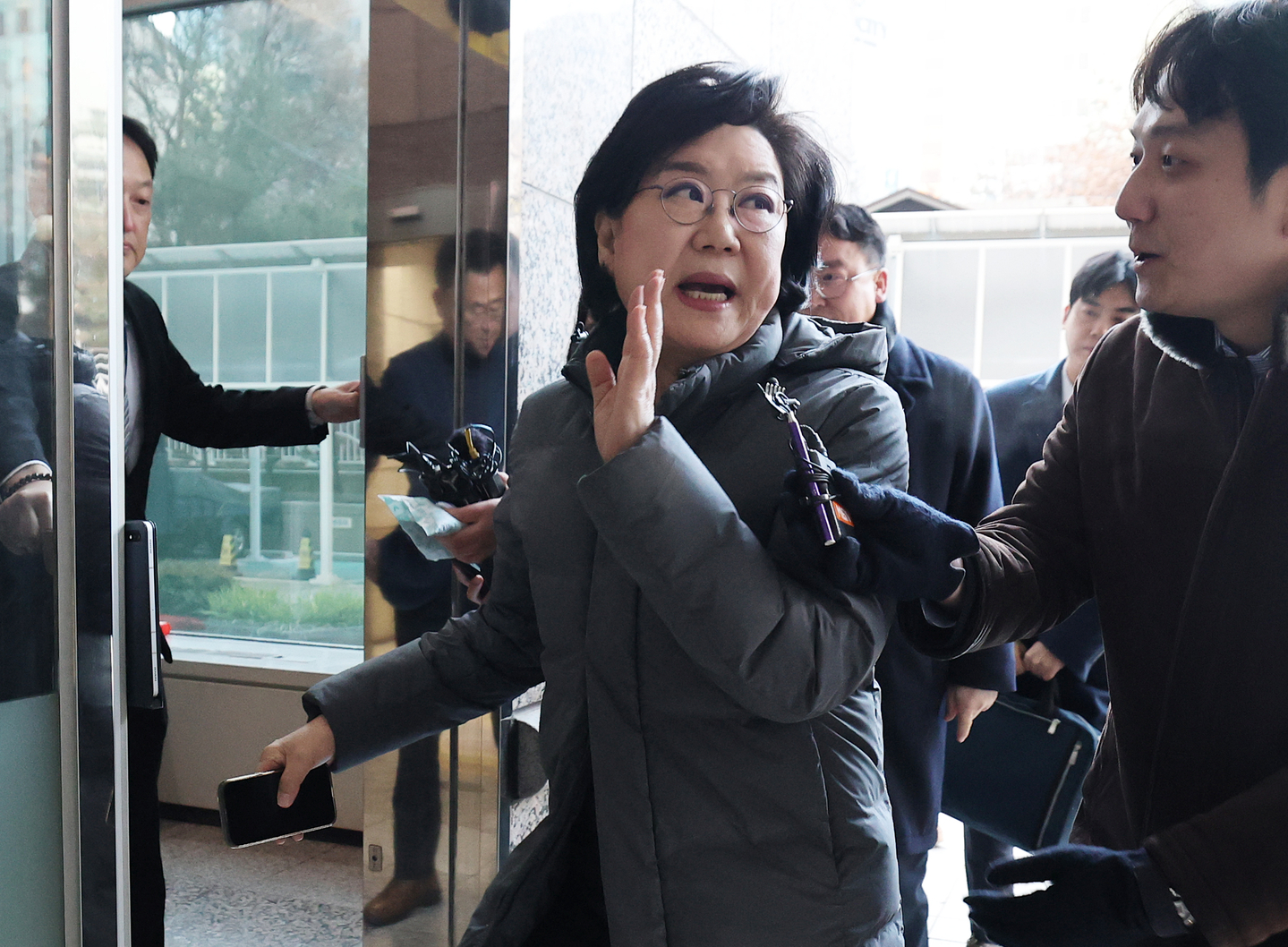 Lee Hye-hoon, nominee for the inaugural minister of the Ministry of Planning and Budget, answers questions from reporters as she arrives at her confirmation hearing preparation office at the Korea Deposit Insurance Corporation headquarters in Jung District, central Seoul, on the morning of Jan. 8. [NEWS1]