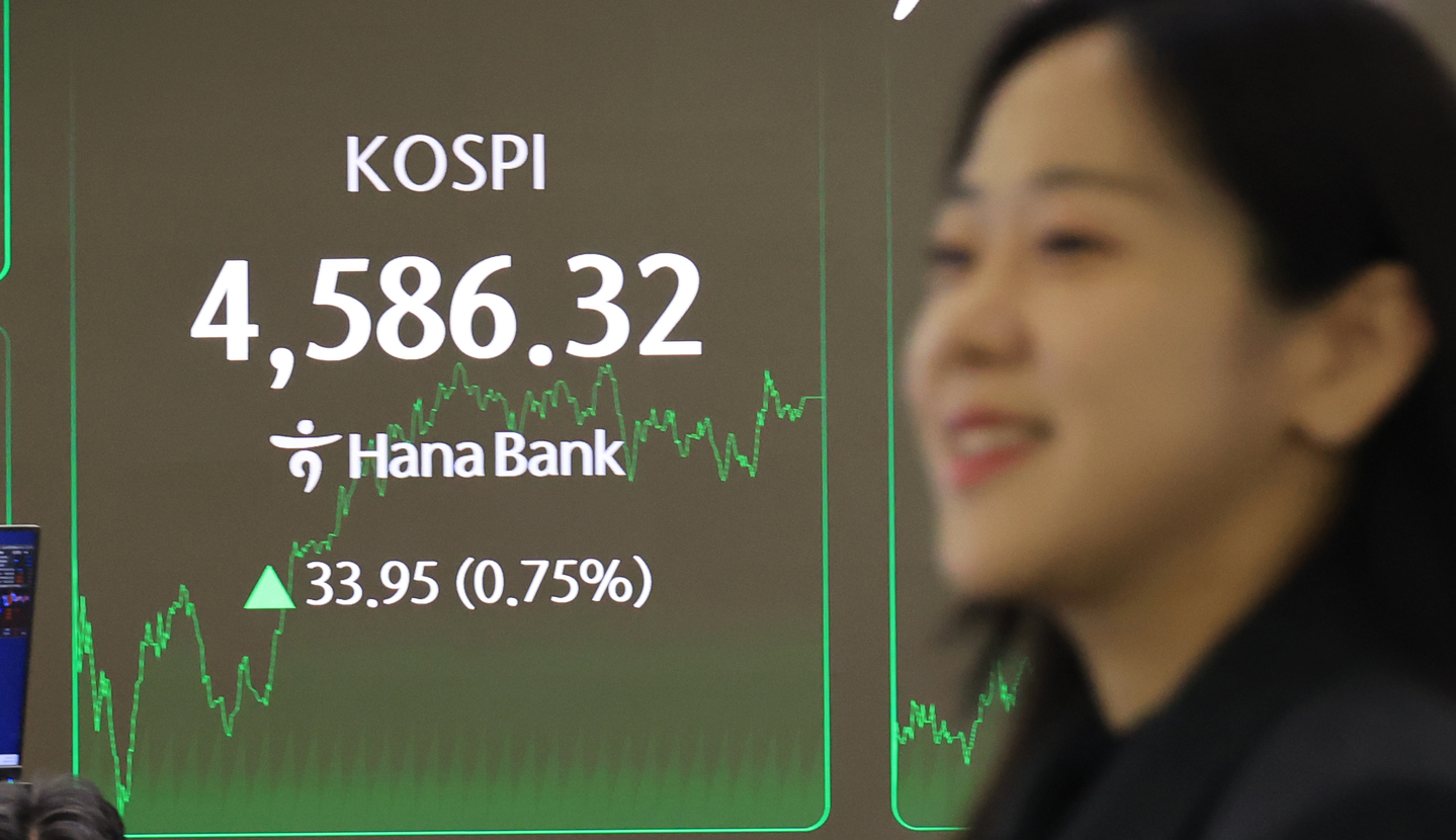 This photo taken on Jan. 9 shows the dealing room of Hana Bank in Seoul. [YONHAP] 