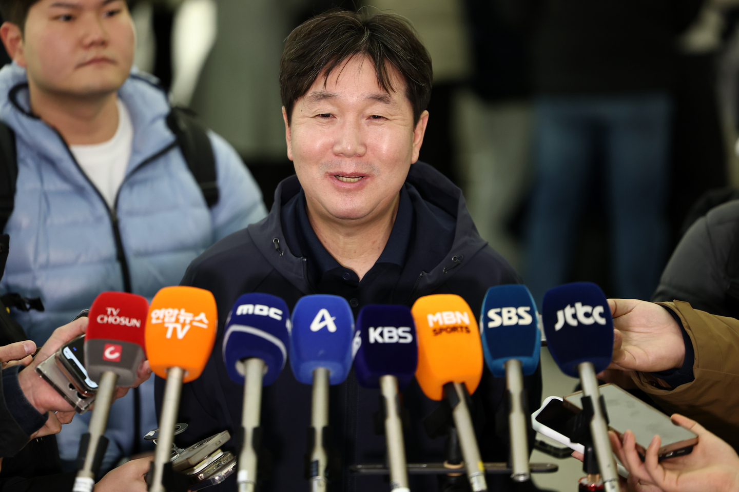 Ryu Ji-hyun, manager of the South Korean national baseball team, speaks with reporters at Incheon International Airport, west of Seoul, on Jan. 9, before departing for Saipan to set up training camp ahead of the World Baseball Classic. [YONHAP] 