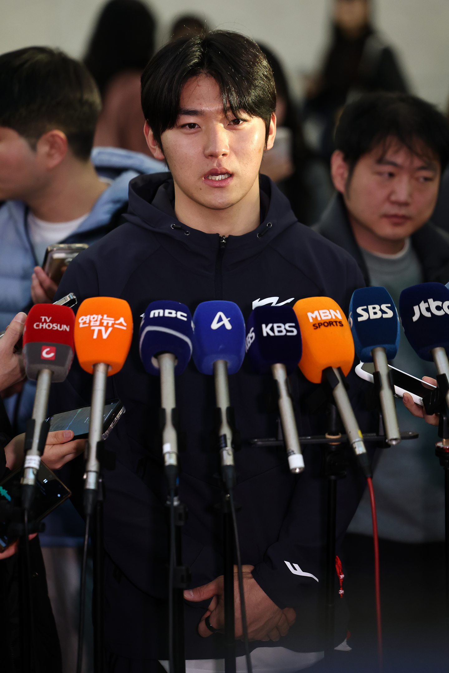 Korean infielder Kim Do-yeong speaks to reporters at Incheon International Airport, west of Seoul, on Jan. 9, before departing for Saipan for a national team training camp ahead of the World Baseball Classic. [YONHAP] 