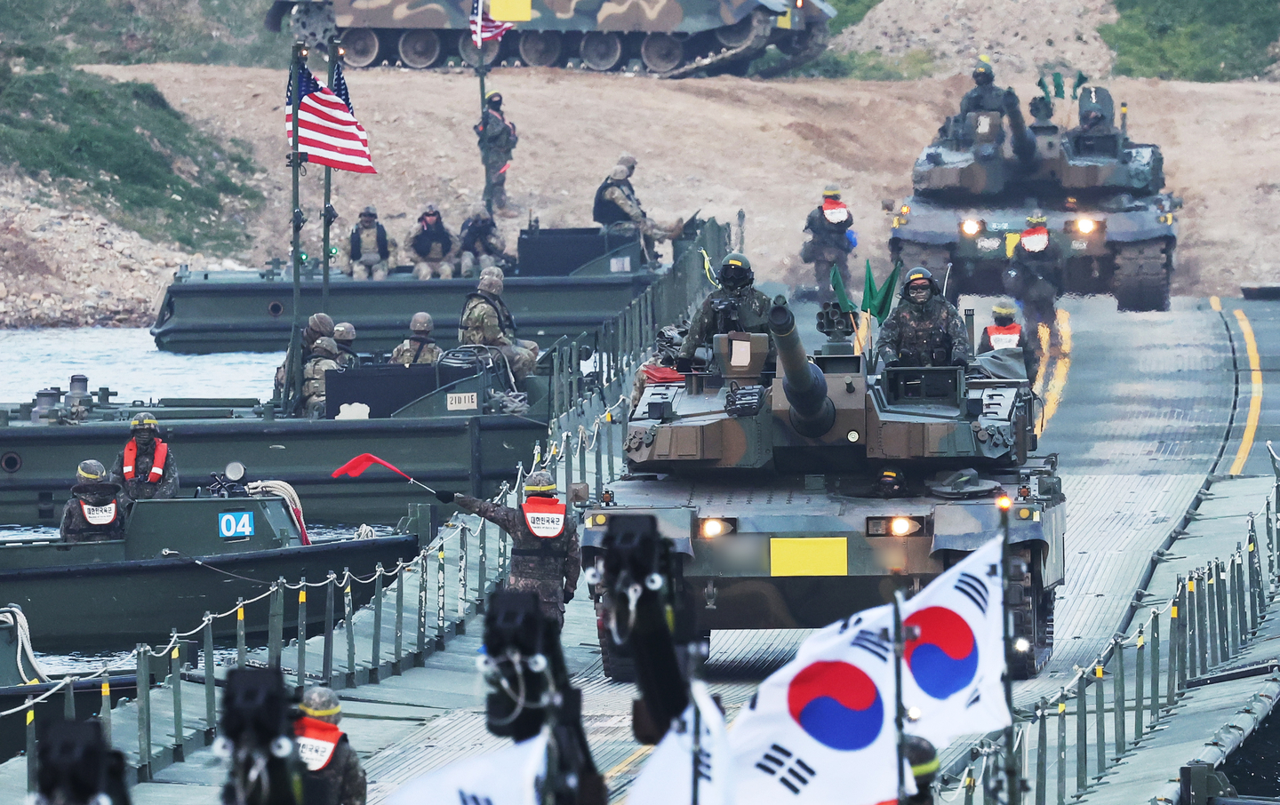 Korean and U.S. troops conduct combined river-crossing drills in Yeoju, Gyeonggi, in this Nov. 20, 2025, file photo. [YONHAP] 