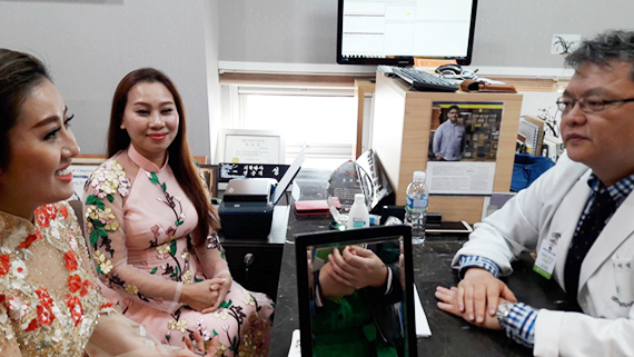 Vietnamese patients consults with medical staff at a dermatology clinic in Seomyeon, Busan. [JOONGANGILBO]