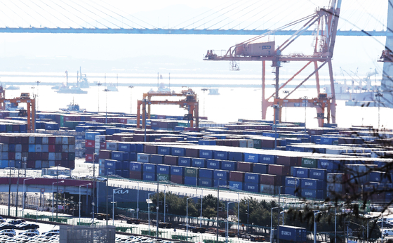 Containers are stacked at a port in the city of Pyeongtaek in Gyeonggi on Jan. 1. [YONHAP]