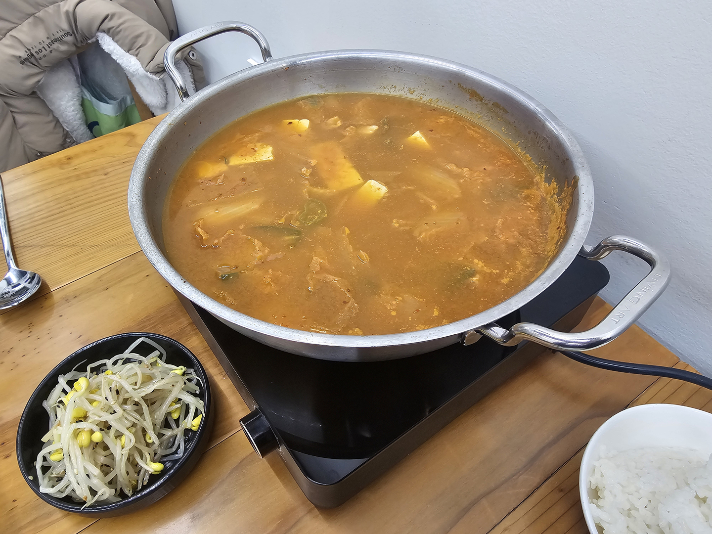 Kimchi jjigae (stew) served at Youth Bapsang Mungan Slow's Ansan branch in Gyeonggi [CHOI MO-RAN]