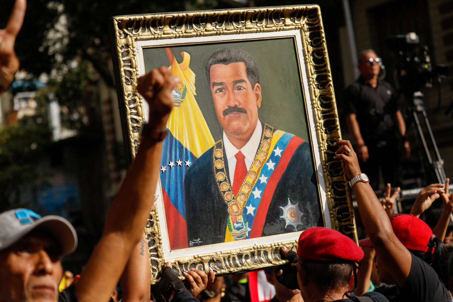 People carry a portrait of Venezuela's President Nicolas Maduro as they attend a march calling for his release, after he and his wife Cilia Flores were captured following U.S. strikes on Venezuela, in Caracas, Venezuela, on Jan. 4. [REUTERS/YONHAP]
