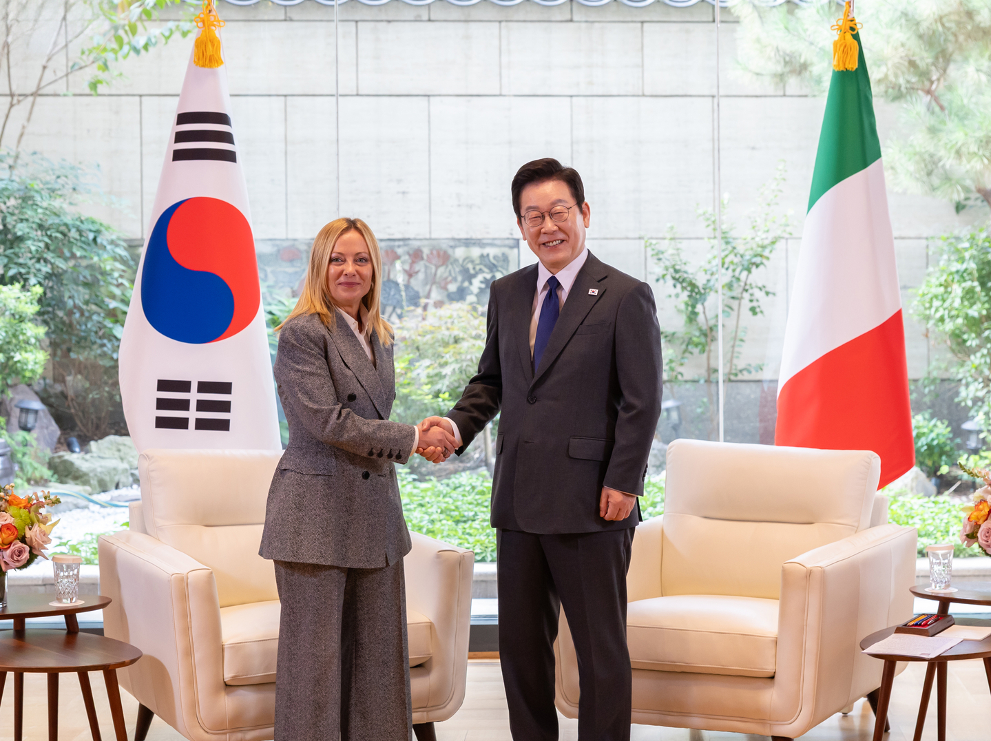 Korean President Lee Jae Myung, right, shakes hands with Italian Prime Minister Giorgia Meloni before their talks at the United Nations headquarters in New York on Sept. 24, 2025, on the sidelines of the UN General Assembly. [JOINT PRESS CORPS] 