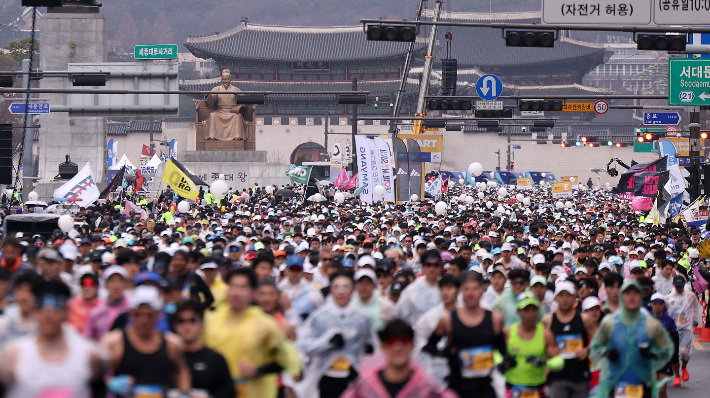 Marathoners are beginning their race during the 2025 Seoul Marathon in Jongno District, central Seoul on March 16. [NEWS1]