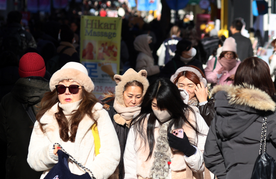 Foreign tourists in Myeongdong, central Seoul, on Dec. 21, 2025 [NEWS1]