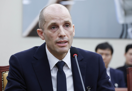 Harold Rogers, interim head of Coupang, answers lawmakers' questions at a parliamentary hearing held by the Science, ICT, Broadcasting and Communications Committee at the National Assembly building in western Seoul on Dec. 17, 2025. [LIM HYUN-DONG]