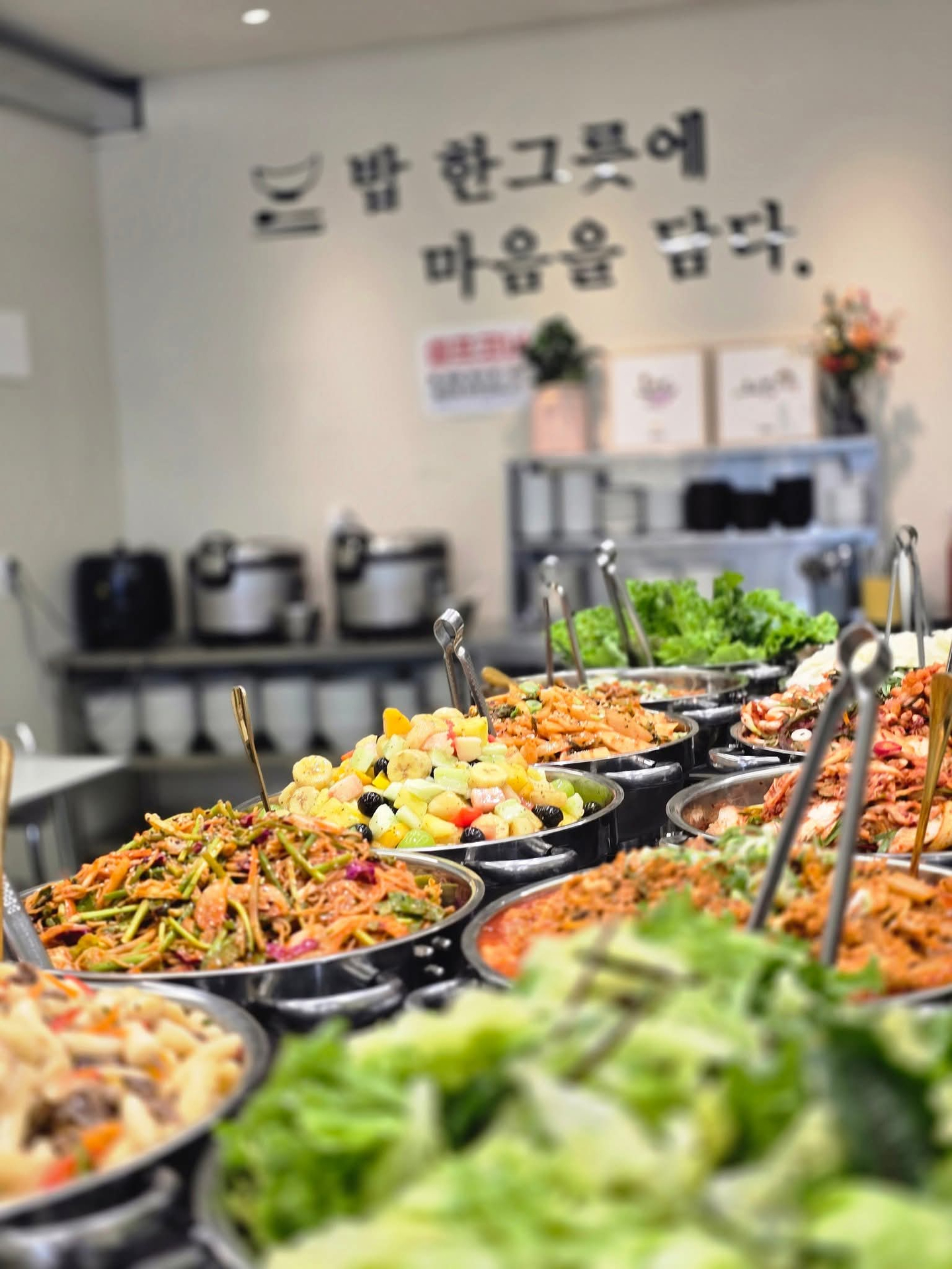 Food served at Signing Restaurant in Pohang, North Gyeongsang, where customers can enjoy a buffet of Korean dishes [SIGNING RESTAURANT]
