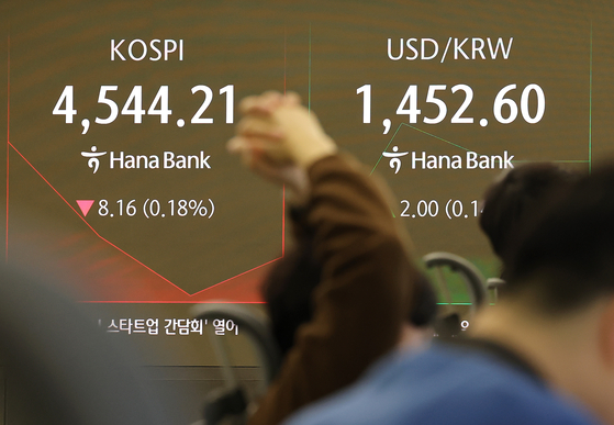Korean bourse Kospi opens lower on Jan. 9. Numbers are shown on a digital board at Hana Bank in central Seoul. [YONHAP]