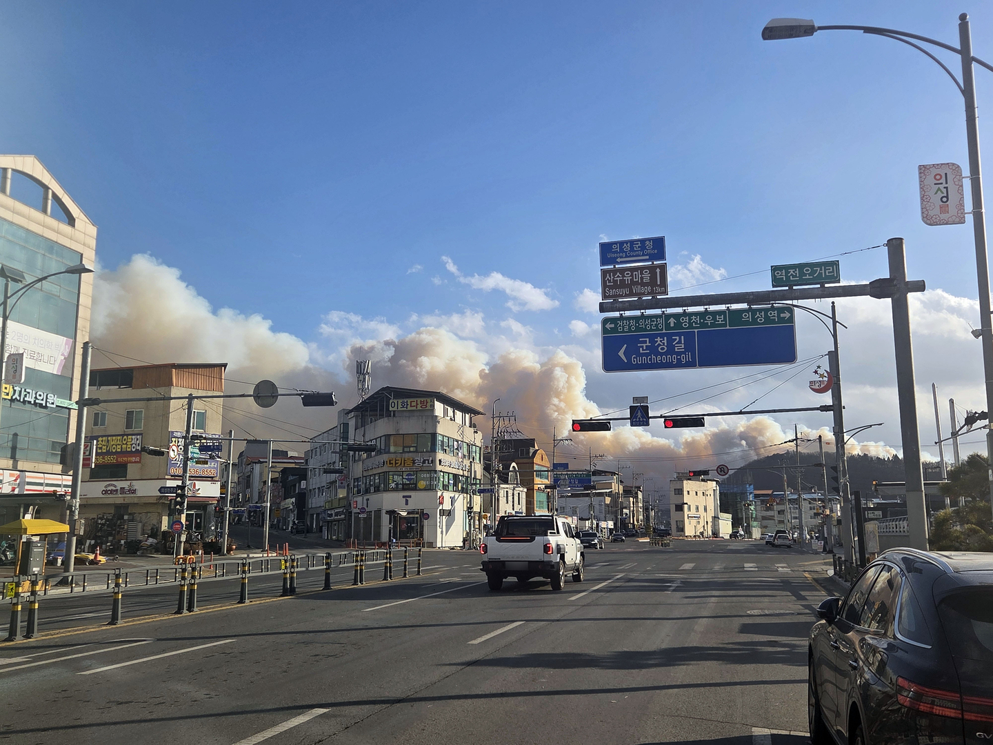 Smoke billows from the mountains near Uiseong County, North Gyeongsang, on Jan. 10. [YONHAP]