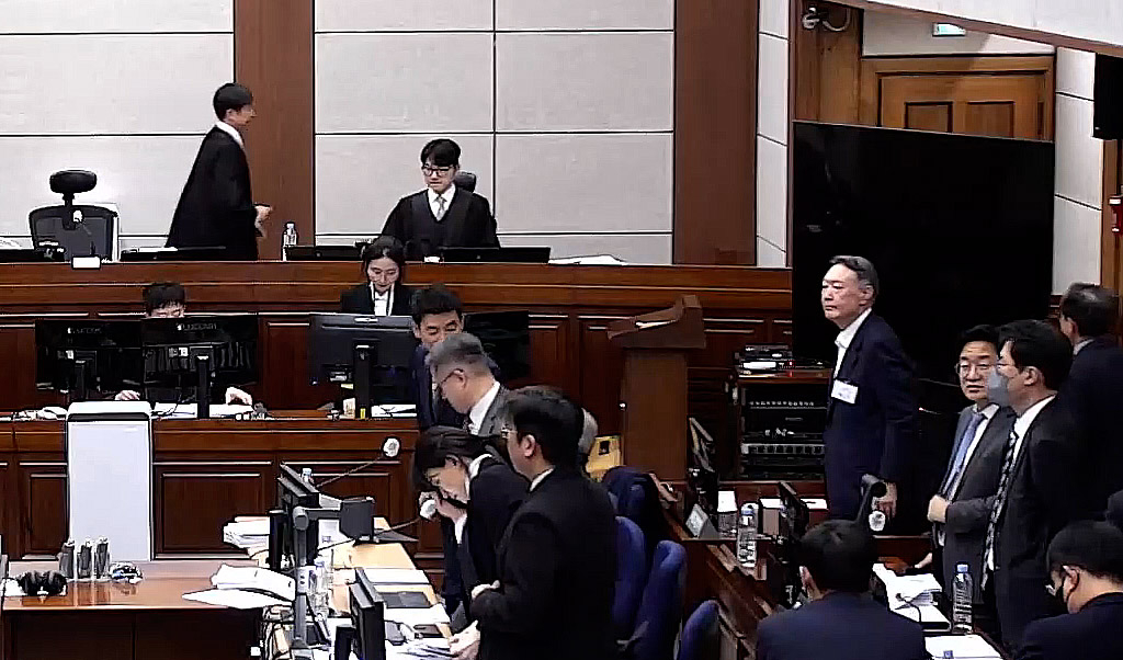 Former President Yoon Suk Yeol stands after his trial on charges of leading an insurrection is adjourned at the Seoul Central District Court in southern Seoul on Jan. 9. [NEWS1]