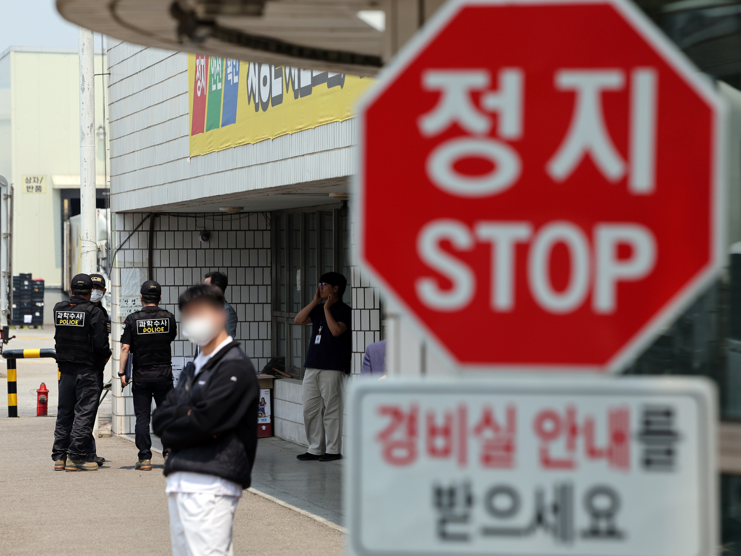 Officials from the National Forensic Service and other agencies wait to begin a joint inspection into a workplace safety incident at the SPC Samlip plant in Siheung, Gyeonggi, on May 27, 2025. [NEWS1]