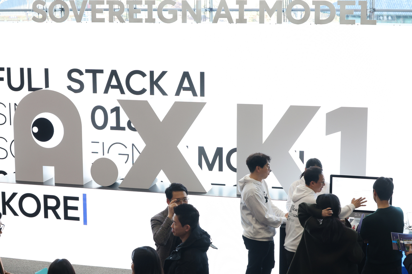 Attendees look around the SK Telecom exhibition hall at the first presentation of the independent AI foundation model project at Coex in Seoul’s Gangnam District, southern Seoul, in December 2025. [YONHAP]